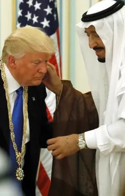 Kral Selman, ABD Başkanı Donald Trump’a nişan taktı