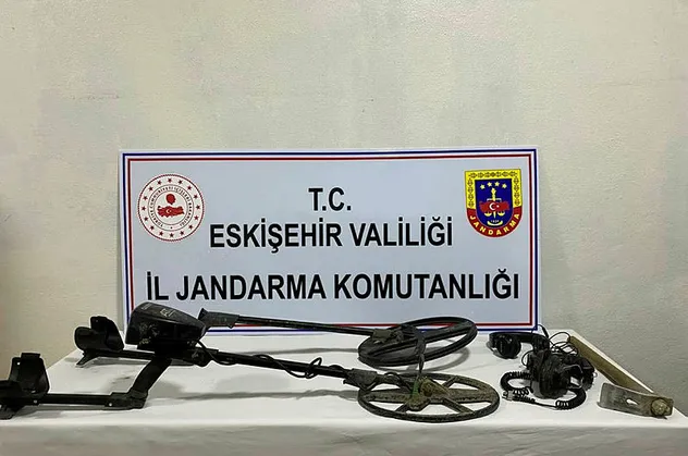 Detektörle define ararken jandarmaya yakalandılar