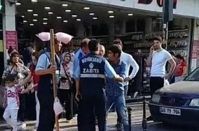 Zabıta el koyduğu pamuk şekerleri ezdi