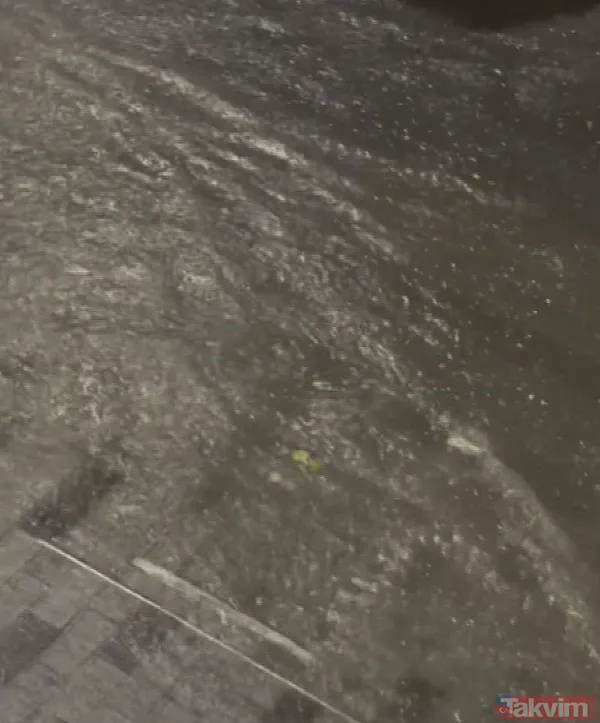 İstanbul'da yağmur etkisi! İstiklal'i su bastı Vatan Caddesi'nde yol çöktü... En çok o ilçeye yağdı - 3