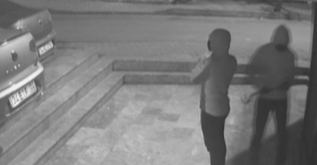 Avcılar'da 2,5 milyon TL'lik soygun! Para dolu kasa, kamera kayıt cihazı ve 3 otomobille kayıplara karıştılar