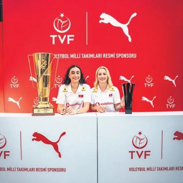 Elif&Gizem imza dağıttı