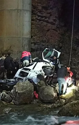 Batman'da otomobil köprüden düştü. 3 ölü