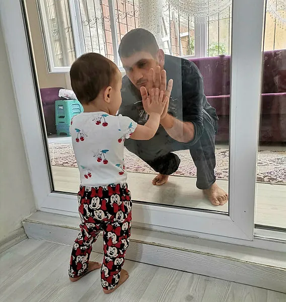 yurek-sizlatan-goruntu-2-yasindaki-kizini-camin-arkasindan-seviyor-1600162298820.jpg Koronadan hayat dersleri! 2 yaşındaki kızını camın arkasından seviyor-1
