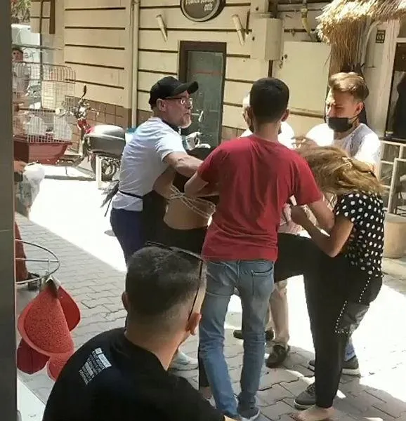 iki-genc-kiz-birbirine-girdi-esnaf-zor-ayirdi-1625330351183.jpeg