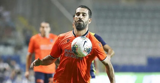 Arda Turan eski futbolcular ile halı sahada görüntülendi