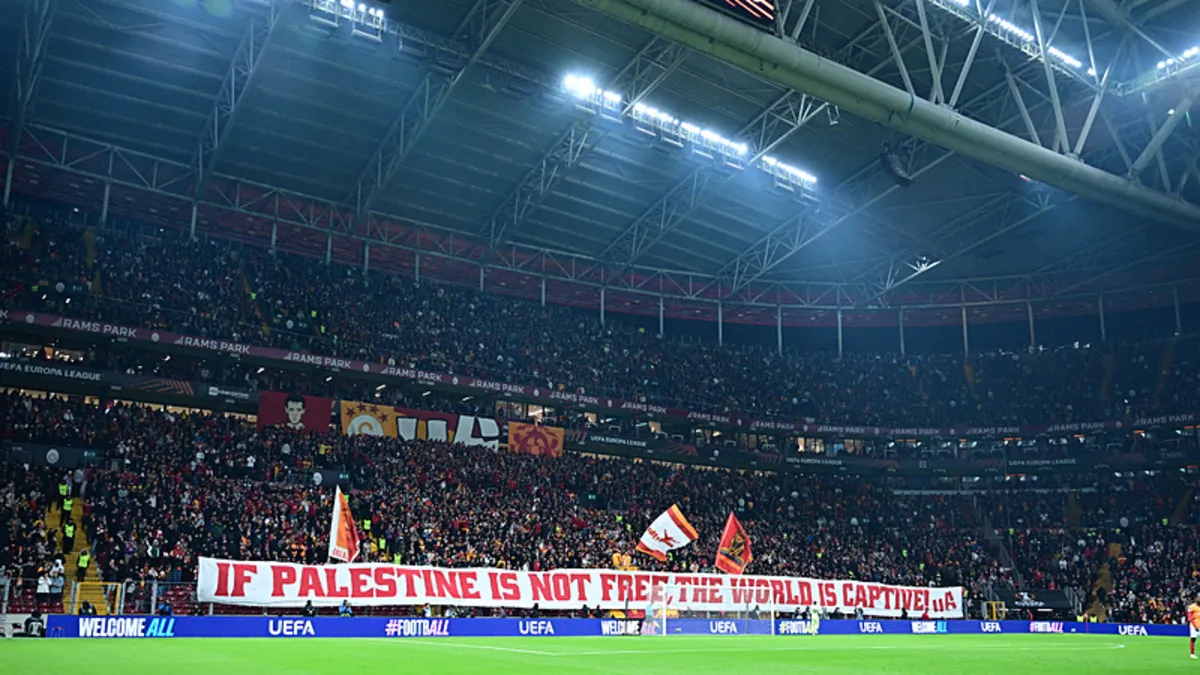 Galatasaray tribünlerinden Celtic taraftarlarına teşekkür ve Filistin'e destek