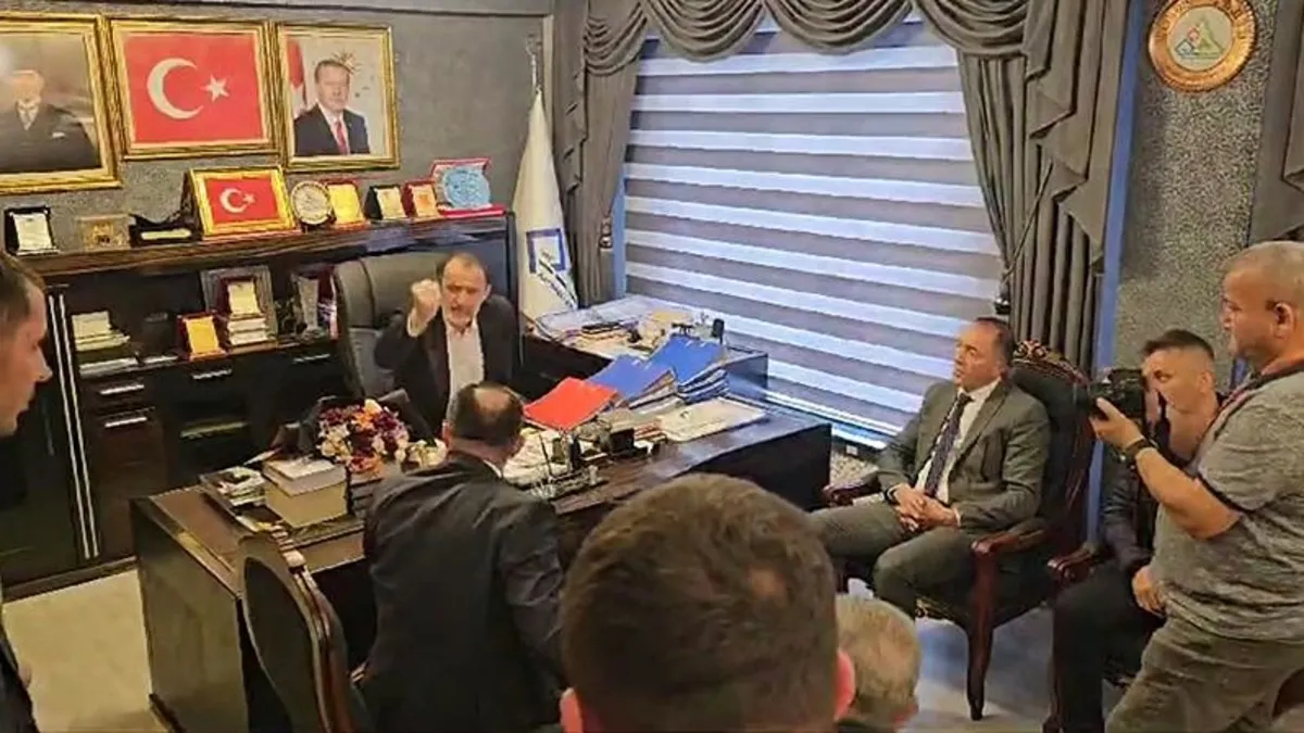 Düzce Kaynaşlı'daki devir teslim töreninde olay çıktı: YRP'li Birol Şahin törene katılan MHP Bolu milletvekili İsmail Akgül’e “şerefsiz” diyerek çiçek fırlattı