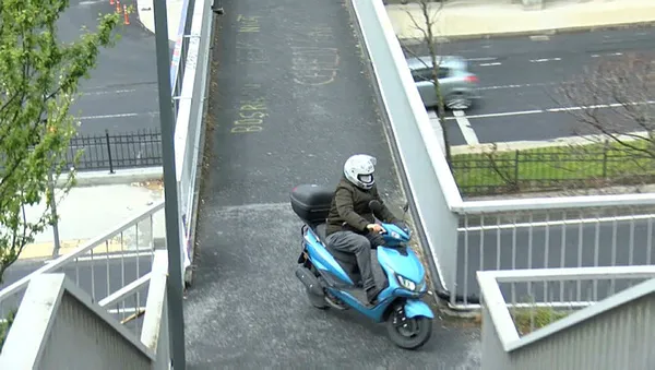 1618741987477.jpg İstanbul'da yaya geçidinde tepki çeken görüntü! "Çok şaşırdık"-2