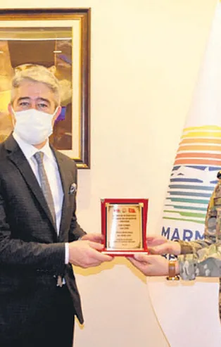 Kendini Marmaris Belediyesi'ne yangınlarda görev alan itfaiyelerin Azeri komutanı olarak tanıtan bir kişi keyif yaptı