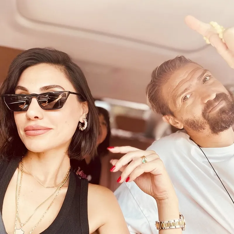 sukran-ovali-ve-caner-erkinin-kutuphane-sinavi-1775654445198.jpg Şükran Ovalı ve Caner Erkin’in kütüphane sınavı! Yılmaz Erdoğan’ın evinde donup kaldıkları o an!-5