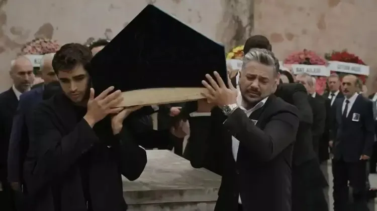 yali-capkinini-sah-mat-edecek-veda-senaryo-tepetaklak-olacak-1723032511105.jpg Senaryo tepetaklak olacak! Yalı Çapkını'nı şah mat edecek ayrılık iddiası-7