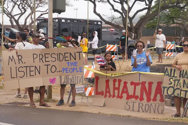 abd-baskani-joe-biden-tatilin-ardindan-felaketin-yasandigi-hawaiide-protesto-edildi-1692674465142.jpg