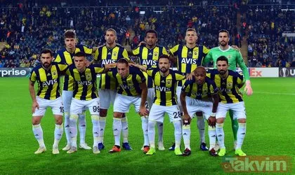 Fenerbahçe taraftarlarından dev Koray Şener koreografisi  Fenerbahçe - Anderlecht maçından dikkat çeken kareler