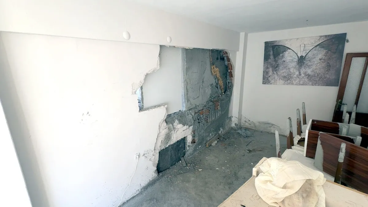 Avcılar'da beton mikseri hortumu duvarı deldi, komşu daire betonla doldu