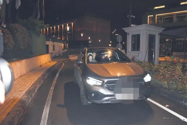 zeynep-bastik-gazetecilerle-kose-kapmaca-oynadi-trafigi-hice-saydi-savunmasi-sasirtti-her-zaman-kapidan-cikmam-1711146461539.jpeg Zeynep Bastık gazetecilerle köşe kapmaca oynadı! Trafiği hiçe saydı savunması şaşırttı: Her zaman kapıdan çıkmam!-3