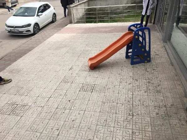 Bebek arabasının kaldırımdan araç trafiğinin olduğu yola düşmesini son anda engelledi-4