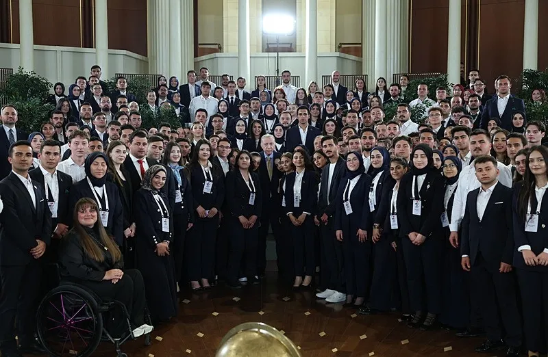 turkiye-yuzyili-kapsaminda-genclerle-kol-kola-baskan-erdogan-hepinize-parlak-gelecek-diliyorum-1779220192704.jpeg Türkiye Yüzyılı kapsamında gençlerle kol kola! Başkan Erdoğan: Hepinize parlak gelecek diliyorum-4