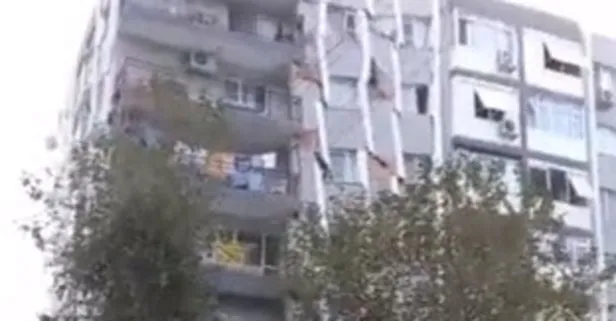 İzmir’de meydana gelen depremde hasar alan binanın yıkılma anı kamerada