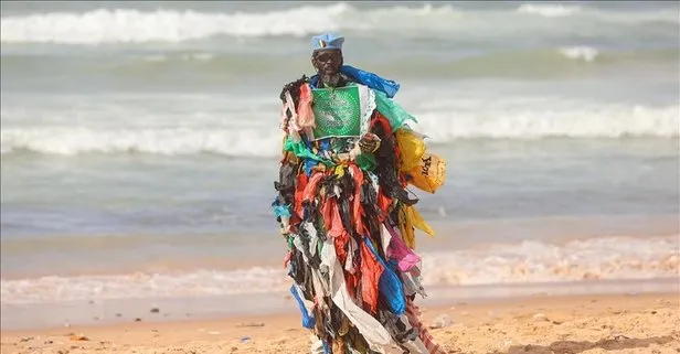 Senegalli "Plastik Adam" Modou Fall, Dakar sokaklarında çevre kirliliğine dikkat çekiyor