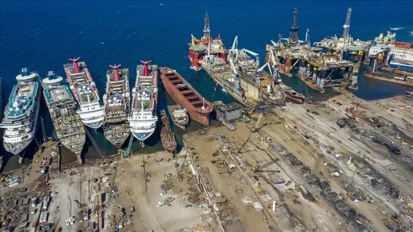 son-dakika-ekonomiye-450-milyon-dolarlik-katki-108-hurda-gemi-satildi-1615967604118.jpg SON DAKİKA: Ekonomiye 450 milyon dolarlık katkı! 108 hurda gemi satıldı-3