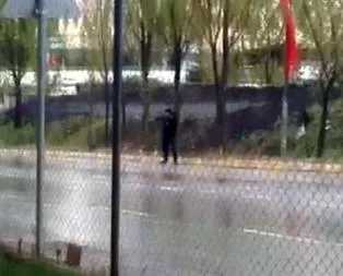 Bunalıma giren güvenlik polise ateş etti