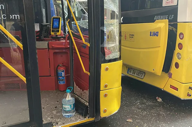 Kağıthane'de İETT şoförü iki otobüs arasında sıkıştı!
