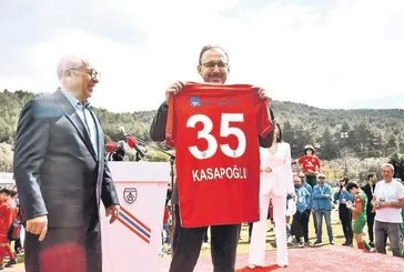 Bakan Kasapoğlu, Uluslararası 12 Yaş Altı İzmir Cup Futbol Turnuvası’nın açılışına katıldı
