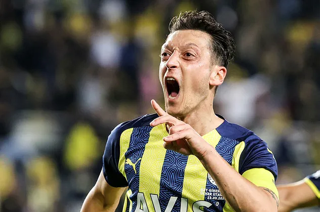 Ali Koç'un sözleri sonrası Mesut Özil'den imalı paylaşım! Fenerbahçe'de sular durulmuyor