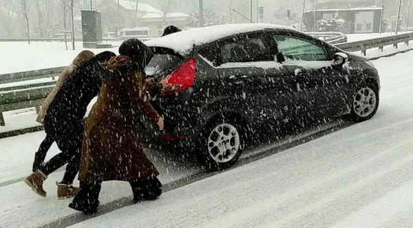 son-dakika-gunlerdir-uyari-ustune-uyari-yapildi-ibb-karla-mucadelede-sinifta-kaldi-vatandas-isyan-etti-1613543709589.jpg SON DAKİKA! Günlerdir uyarı üstüne uyarı yapıldı! İBB karla mücadelede sınıfta kaldı, vatandaş isyan etti-5