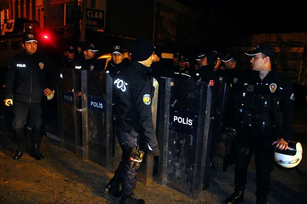 Adana'da mahalleli polise saldırdı