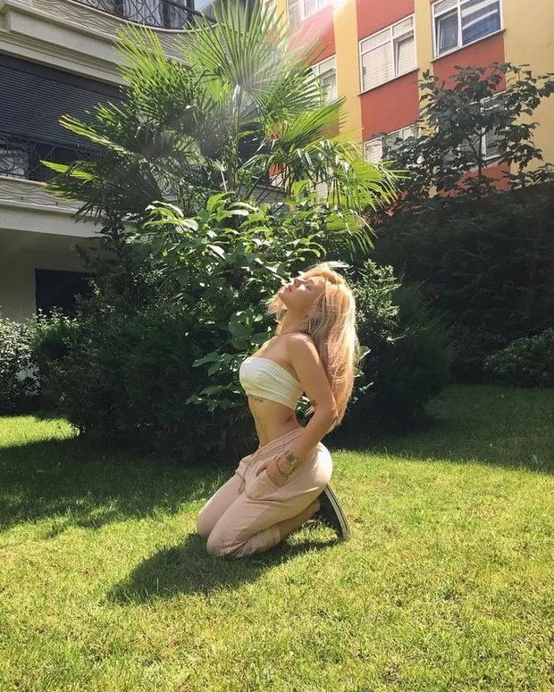 Survivor yarışmacısı Sancakay çıka çıka bakın kim çıktı yoksa torpilli mi ! Survivor'ın sarışın güzeli meğer ünlü teknik direktörün...-10