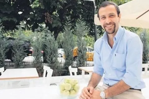 camdaki-kiz-sedat-bakin-gercekte-ne-is-yapiyormus-feyyaz-serifoglu2nun-meslegi-sevenlerini-soke-etti-1667847621734.jpg Feyyaz Şerifoğlu'nun mesleği sevenlerini şoke etti... Camdaki Kız Sedat bakın gerçekte ne iş yapıyormuş!-16