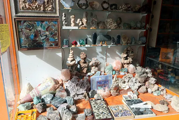 Kolye yapmak için dağda dolaşırken buldu! Tam 500 yıllık!-3