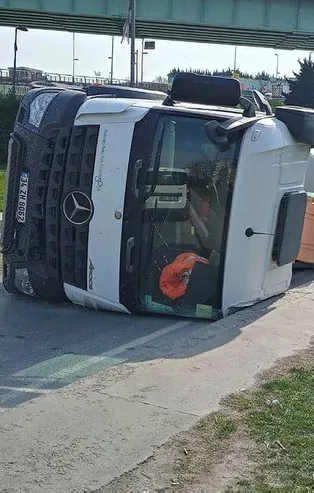 Son dakika: İstanbul'da facianın eşiğinden dönüldü!  Beton mikseri yan yattı