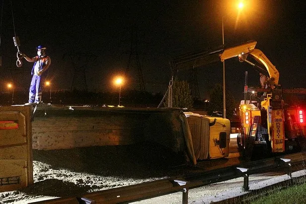 istanbul-kagithanede-hafriyat-kamyonu-devrildi-1-yarali-1623365210872.jpeg İstanbul Kağıthane'de hafriyat kamyonu devrildi! 1 yaralı-1