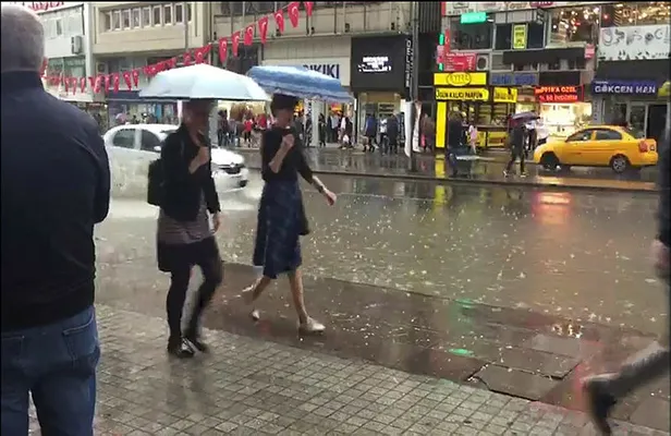 Ankara'da aniden dolu bastırdı! Vatandaşlar zor anlar yaşadı-3