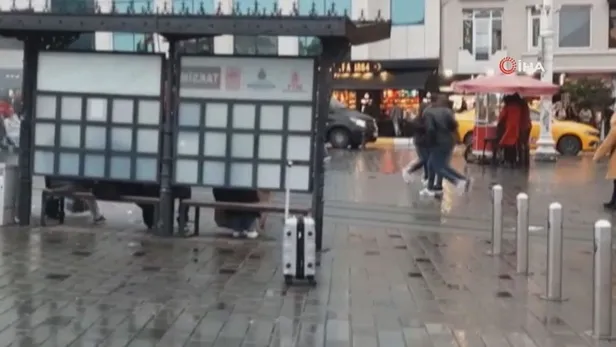 taksim-meydaninda-unutulan-valiz-hareketli-anlara-neden-oldu-1669216455355.jpeg Taksim Meydanı'nda unutulan valiz hareketli anlara neden oldu!-3