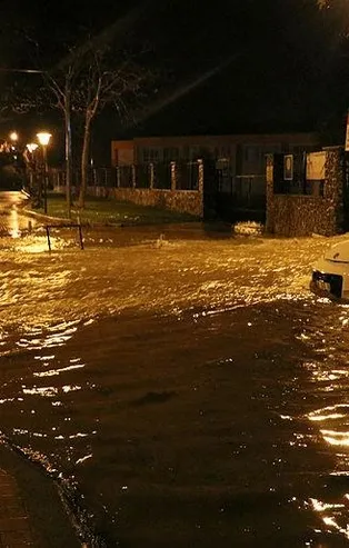 SON DAKİKA: Altyapı yetmeyince İzmir’i yine sel vurdu: Birçok ev ve iş yerini su bastı!