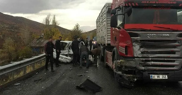 Elazığ'da feci kaza! Tır ile otomobil birbirine girdi