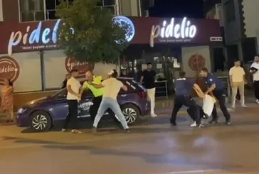 Sokak teröristleri ceza yazan polise saldırdı