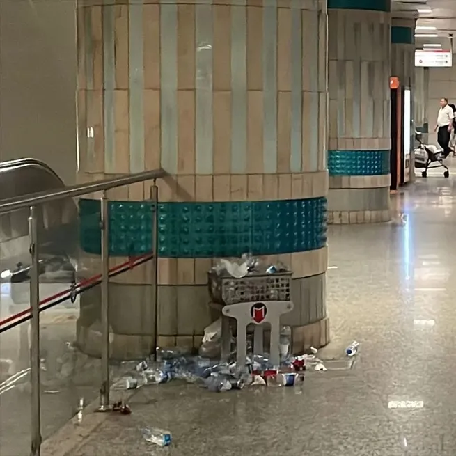 İstanbulda CHP nostaljisi: Kadıköyde ve metrolarda çöp dağları birikti! Kokudan durulmuyor