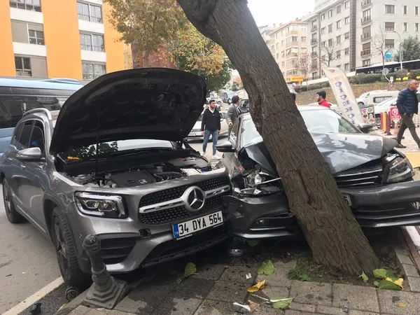 luks-aractaki-kadin-surucu-fren-yerine-gaza-basti-kadikoyde-dehset-anlari-1637934958977.jpg Lüks araçtaki kadın sürücü fren yerine gaza bastı! Kadıköy'de dehşet anları...-5