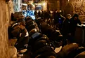 Katil İsrail Mescid-i Aksa'ya girmek isteyen Filistinlileri coplarla darbetti!