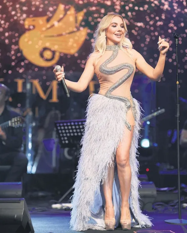 aska-geldiler-ozcan-deniz-iranli-sevgilisi-samar-dadgara-bakarak-sarkilarini-seslendirdi-1641154572620.jpeg Aşka geldiler! Özcan Deniz İranlı sevgilisi Samar Dadgar'a bakarak şarkılarını seslendirdi.-17