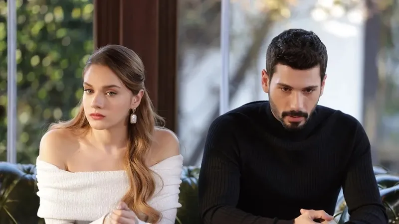 hudutsuz-sevda-dizisinde-final-gibi-degisiklik-zeynep-diziden-ayrildi-yerine-de-1713352260993.jpeg Hudutsuz Sevda dizisinde başrol değişikliği onaylandı; Yaka paça kadrodan def ettiler! Zeynep öldü yerine de...-2