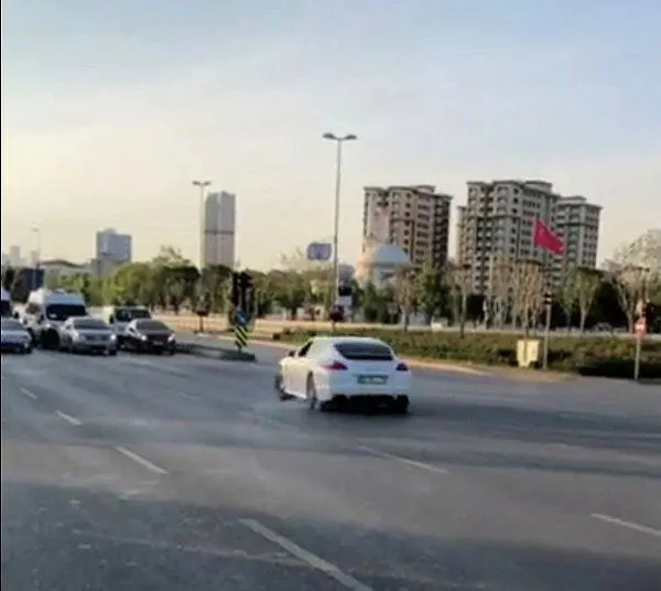 İstanbul'da lüks araçlı maganda ortalığı birbirine kattı-1