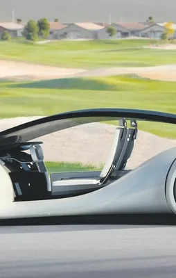 Fişi prize takıyor