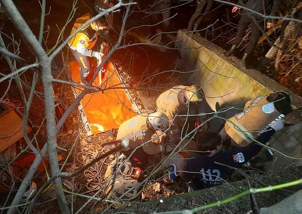 1673755311825.jpeg İstanbul'da 10 metrelik kanalizasyon çukuruna düşen şahsı itfaiye kurtardı-2