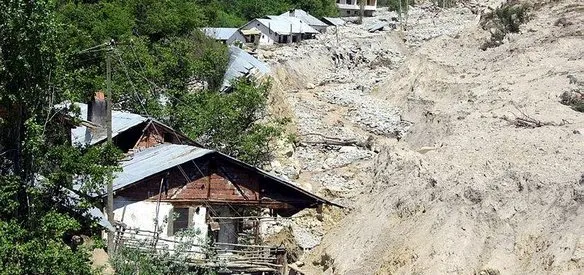 Sivas'ın Koyulhisar ilçesine bağlı Sugözü köyü Kuzucu Mahallesi'ndeki toprak kayması sonucu 21 ev toprak altında kaldı. 23 Mart'ta yeniden yaşanan heyelanda yaklaşık 5 milyon ton toprak daha kaydı. On beş vatandaşın yaşamından ümit kesildi